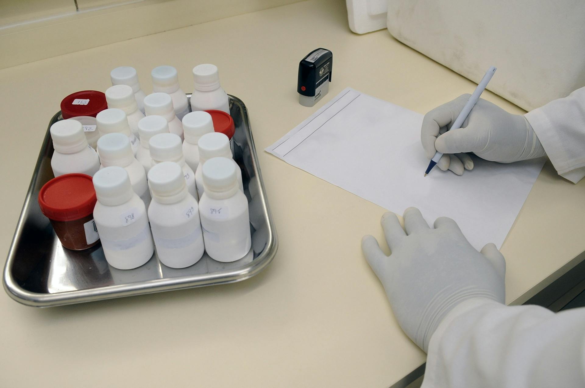 Wissenschaftler im Labor prüft Proben
